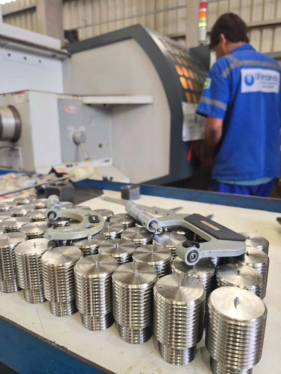 Controle dimensional com micrômetro de peças roscadas usinadas em torno CNC