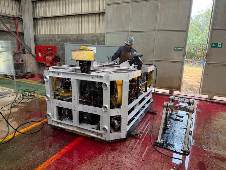 ROV em manutenção no galpão da Usinando